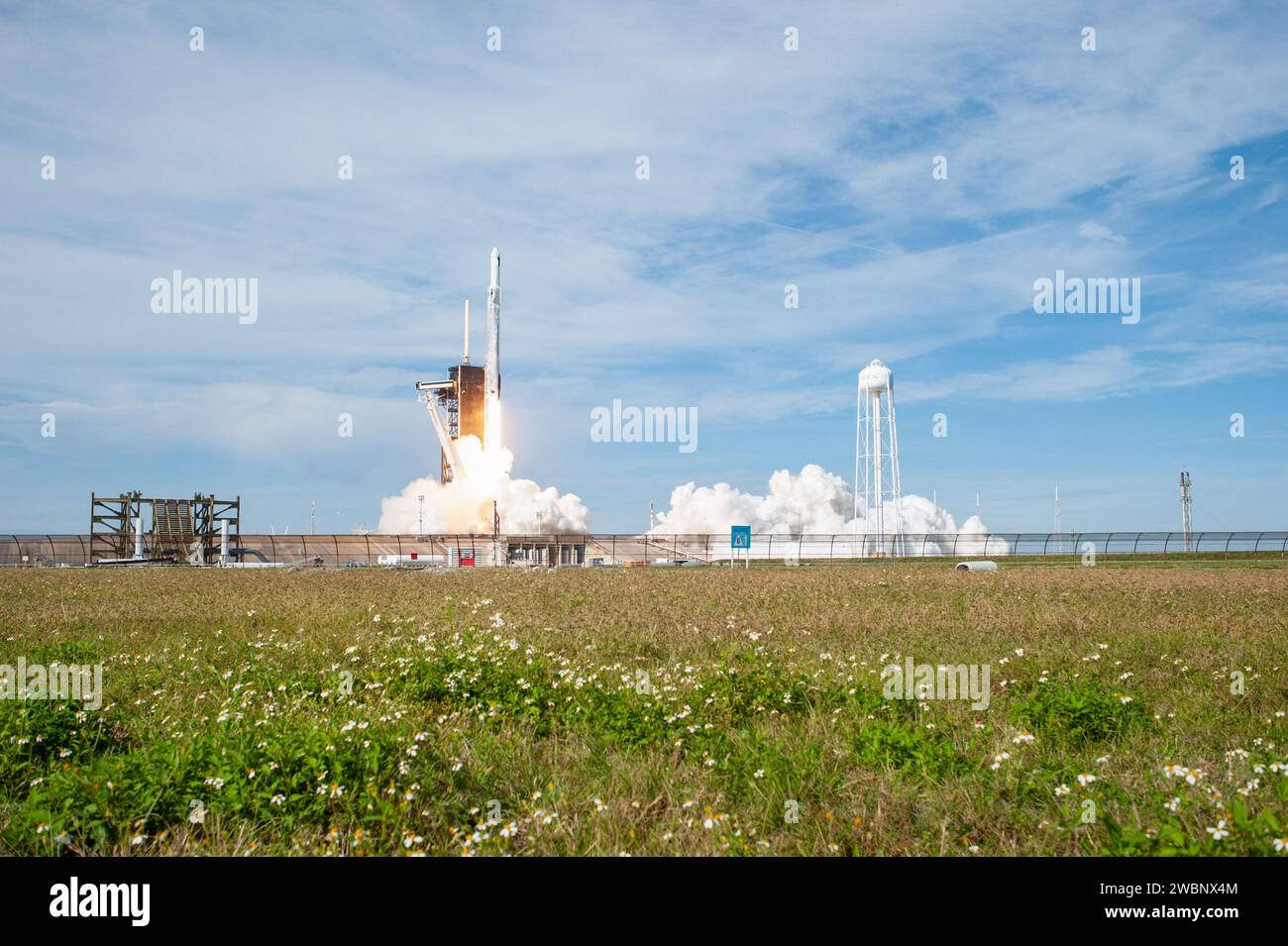 Die SpaceX Falcon 9 startete am 6. Dezember 2020 Cargo Dragon zur ISS und transportierte während der CRS-21-Mission über 6.400 Pfund wissenschaftliche Experimente und Hilfsgüter. Stockfoto
