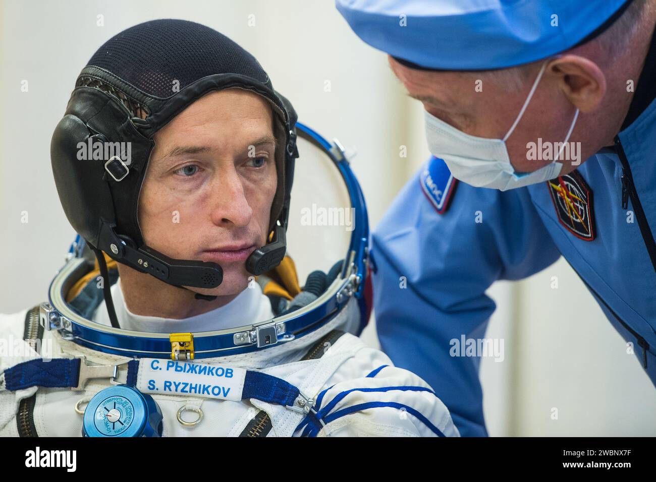 Die Expedition 64 der russische Kosmonaut Sergej Ryzhikow von Roscosmos wird beobachtet, nachdem er seinen Sokol-Anzug während des Fitting Check des Sojus MS-17-Raumschiffs mit seinem russischen Kosmonauten Sergej Kud-Swerchkow und der NASA-Astronautin Kate Rubins am Montag, 28. September 2020, im Kosmodrom Baikonur in Kasachstan getragen hat. Das Trio bereitet sich auf den Start zur Internationalen Raumstation vor, die am 14. Oktober, Baikonur-Zeit, mit dem Raumschiff Sojus MS-17 vom Kosmodrome Baikonur in Kasachstan aus gestartet wird. Stockfoto