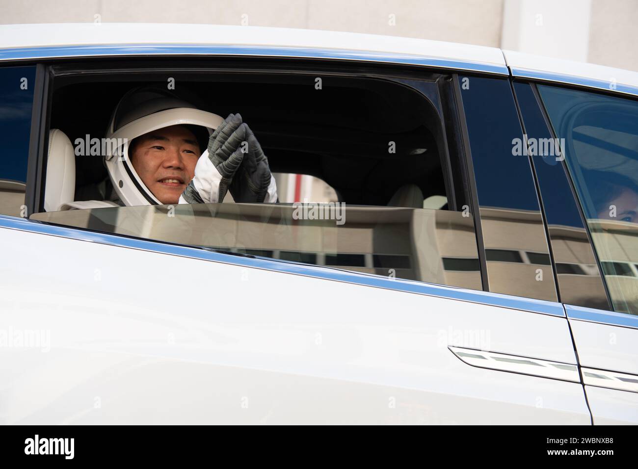 Der Astronaut Soichi Noguchi der Japan Aerospace Exploration Agency verließ zusammen mit den NASA-Astronauten Shannon Walker, Victor Glover und Mike Hopkins am 15. November 2020 das Neil A. Armstrong Operations and Checkout Building, um an Bord der SpaceX Crew Dragon Raumsonde für den Start der Crew-1 vom Launch Complex 39A im Kennedy Space Center der NASA zu gehen. Stockfoto