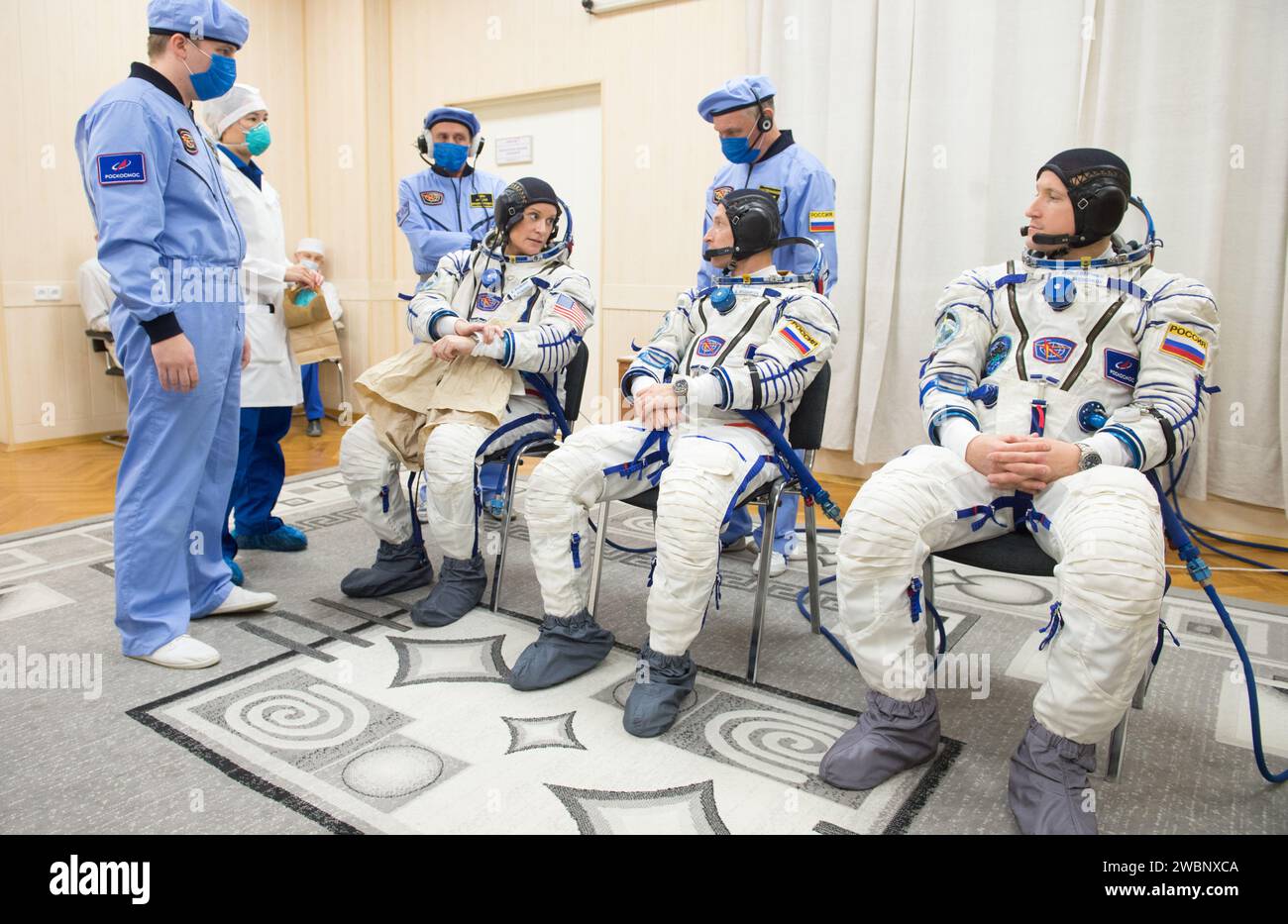 Expedition 64 NASA-Astronautin Kate Rubins, links, und die russischen Kosmonauten Sergej Ryzhikow, Mitte, und Sergej Kud-Swerchkow, rechts, von Roscosmos werden beobachtet, während sie ihre russischen Sokol-Anzüge tragen, während sie sich auf den Sojus-Start zur Internationalen Raumstation am Mittwoch, 14. Oktober 2020 im Kosmodrome Baikonur in Kasachstan vorbereiten. Das Trio startete um 1:45 Uhr EDT, um eine sechsmonatige Mission an Bord der Internationalen Raumstation zu beginnen. Stockfoto