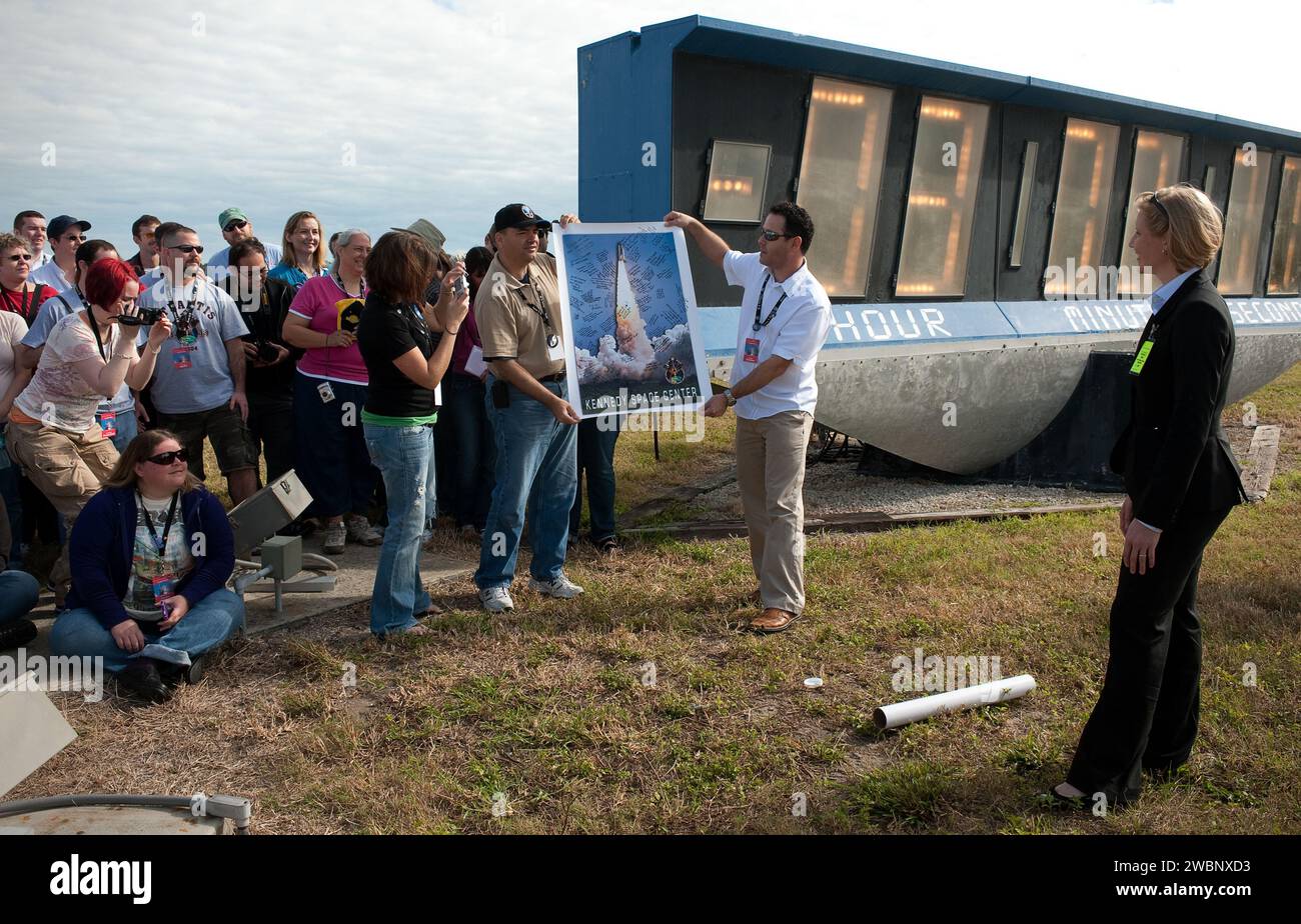 Follower der NASA Twitter, die an einem zweitägigen Tweetup der NASA teilnahmen, präsentierten den Beamten der NASA Public Affairs ein unterschriebenes Poster vom Kennedy Space Center, in dem sie ihre Anerkennung für die Ausrichtung dieser einzigartigen Veranstaltung am Montag, 16. November 2009 in Cape Canaveral, Florida, ausdrückten. Stockfoto