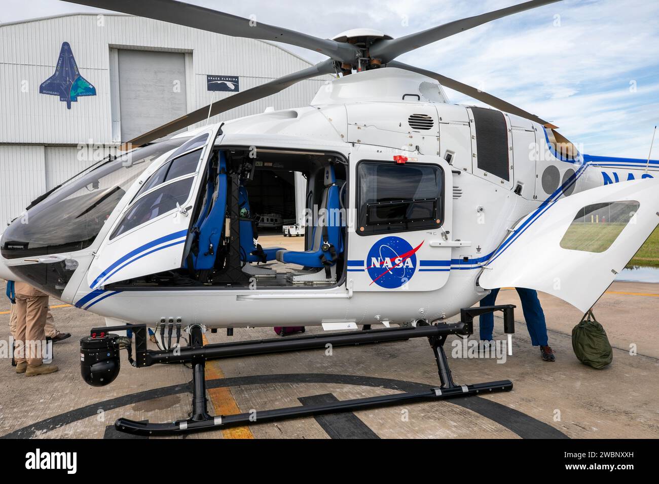 Drei Helikopter des Typs Airbus H135 (T3) sollen das Sicherheitsflugzeug Bell Huey 2 im Kennedy Space Center ersetzen. Zwei kamen am 30. September 2020 an, der dritte Anfang 2021. Sie sorgen für ein verbessertes Anheben, eine verbesserte Stabilität und eine verbesserte medizinische Leistungsfähigkeit. Stockfoto