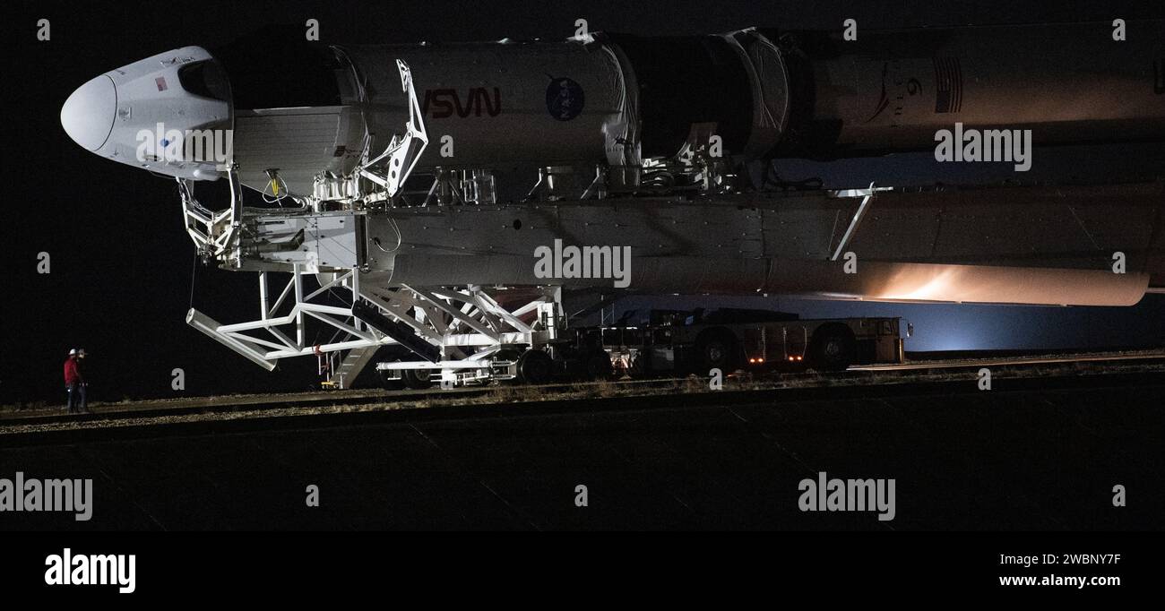 SpaceX Falcon 9 mit Crew Dragon wird von der horizontalen Integrationsanlage am Launch Complex 39A im Kennedy Space Center für Crew-1, die erste operative Mission zur ISS mit NASA- und JAXA-Astronauten, die am 14. November 2020 starten soll, eingeführt. Stockfoto