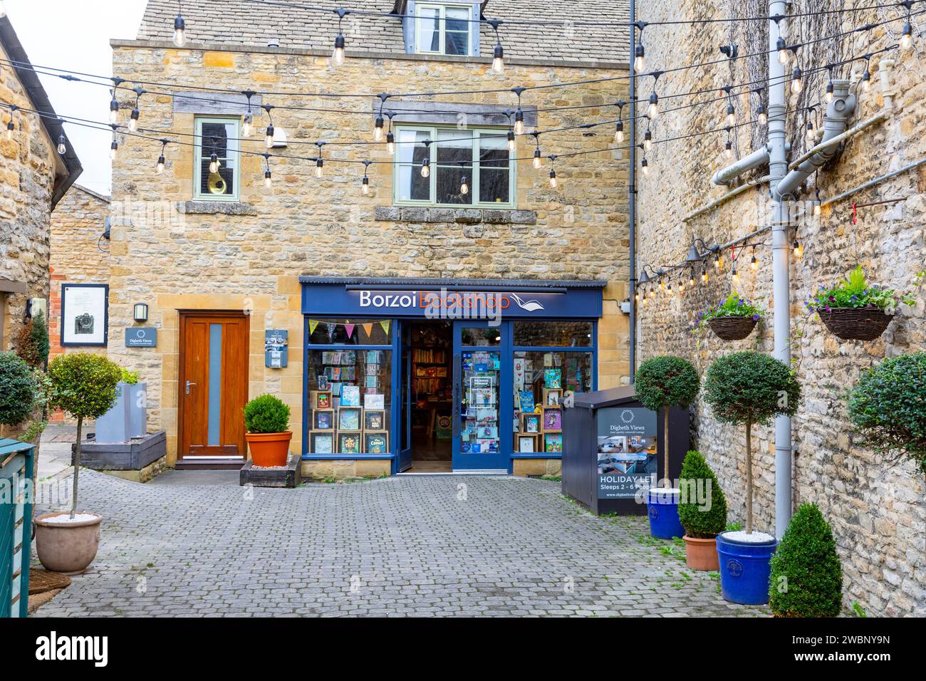 In den cotswolds, Borzoi Buchladen in Digbeth Street, Gloucestershire, England, Großbritannien, 2023 Stockfoto