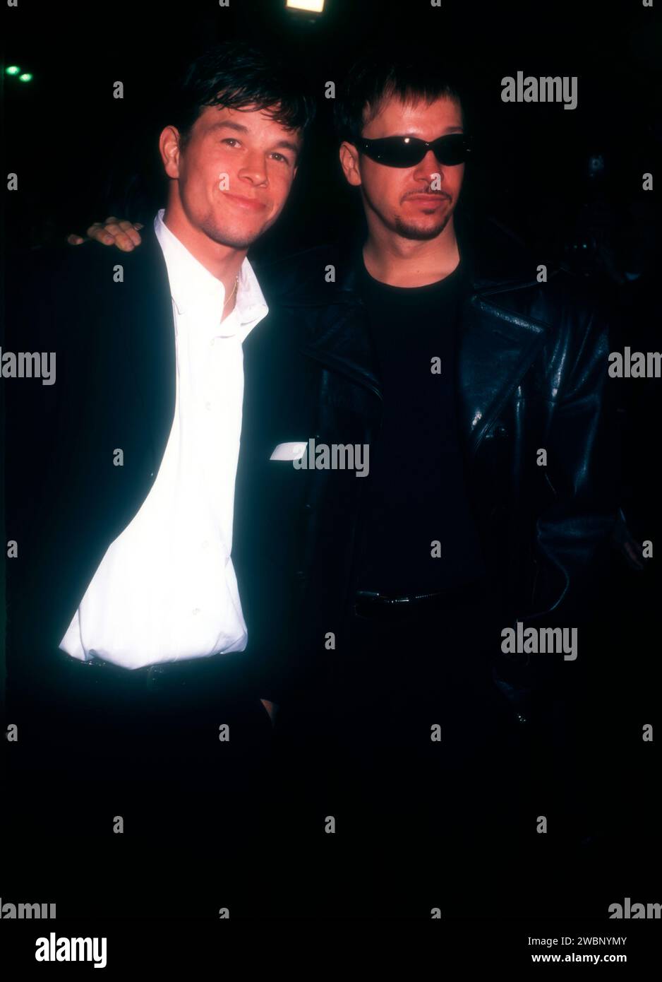 Am 1. November 1996 besuchten der Schauspieler Mark Wahlberg und der Schauspieler Donnie Wahlberg die Premiere von Touchstone Pictures Ransom im Mann Village Theatre am 1. November 1996 in Los Angeles, Kalifornien. Foto: Barry King/Alamy Stock Photo Stockfoto