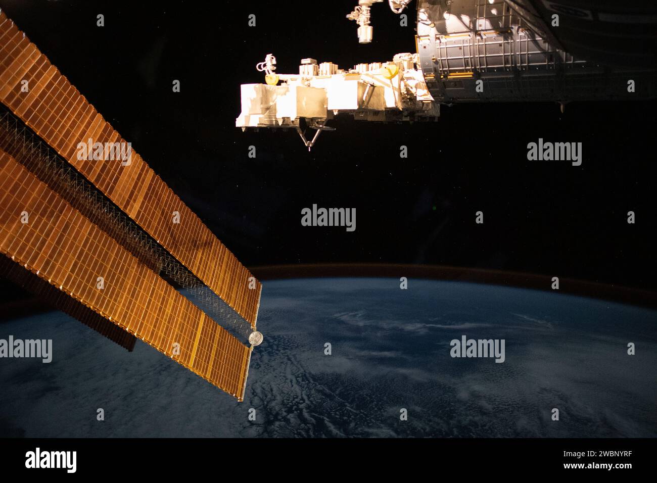 Die ISS nahm am 5. Mai 2020 einen nächtlichen Blick auf den Horizont der Erde und das Luftglühen über dem Südatlantik auf und zeigte die wichtigsten Solarfelder und die Kibo-Labor-Exposure-Anlage von JAXA. Stockfoto