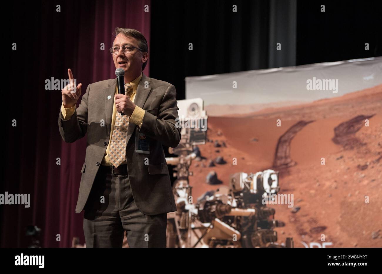 Scott Brabrand, Superintendent der Fairfax County Division, diskutierte die Bedeutung von MINT während der Veranstaltung am 5. März 2020 an der Lake Braddock Secondary School in Burke, Virginia, und gab den offiziellen Namen des Mars 2020 rover, Perseverance bekannt. NASA-Associate Administrator Thomas Zurbuchen wählte den Namen nach einem bundesweiten Studentenwettbewerb aus. Der rover befindet sich im Kennedy Space Center in Florida und bereitet sich auf den Start vor. Stockfoto