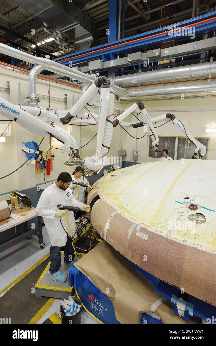 Techniker von Textron in Wilmington, Massachusetts, brachten am 22. Mai 2013 Ablativmaterial von Avcoat auf die Wabenstruktur des Wärmeschutzträgers EFT-1 Orion auf. Stockfoto