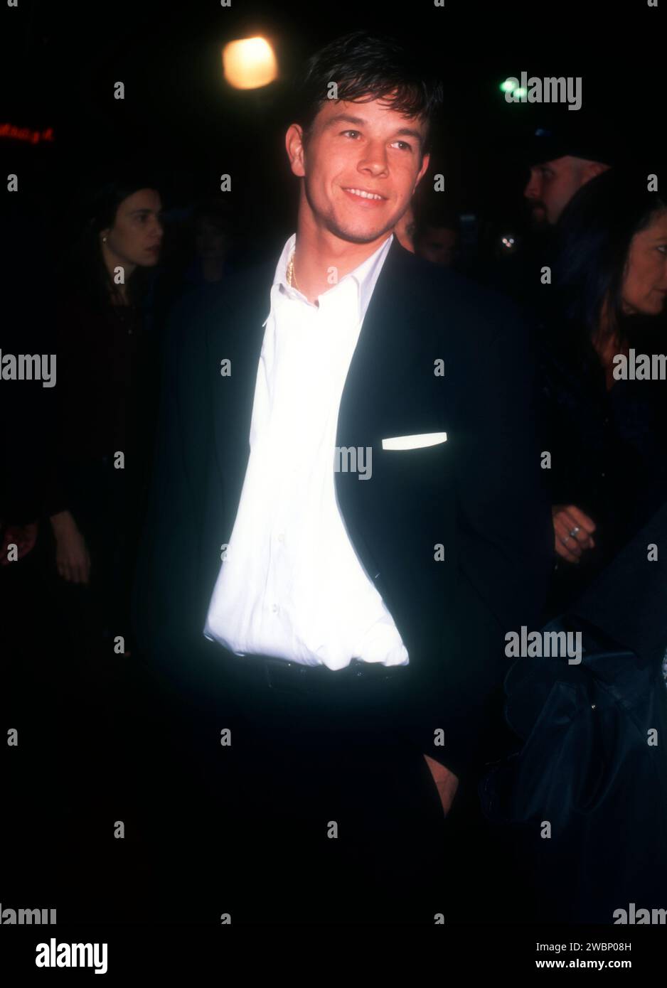 Los Angeles, Kalifornien, USA 1. November 1996 Schauspieler Mark Wahlberg besucht Touchstone Pictures Ransom Premiere im Mann Village Theatre am 1. November 1996 in Los Angeles, Kalifornien, USA. Foto: Barry King/Alamy Stock Photo Stockfoto