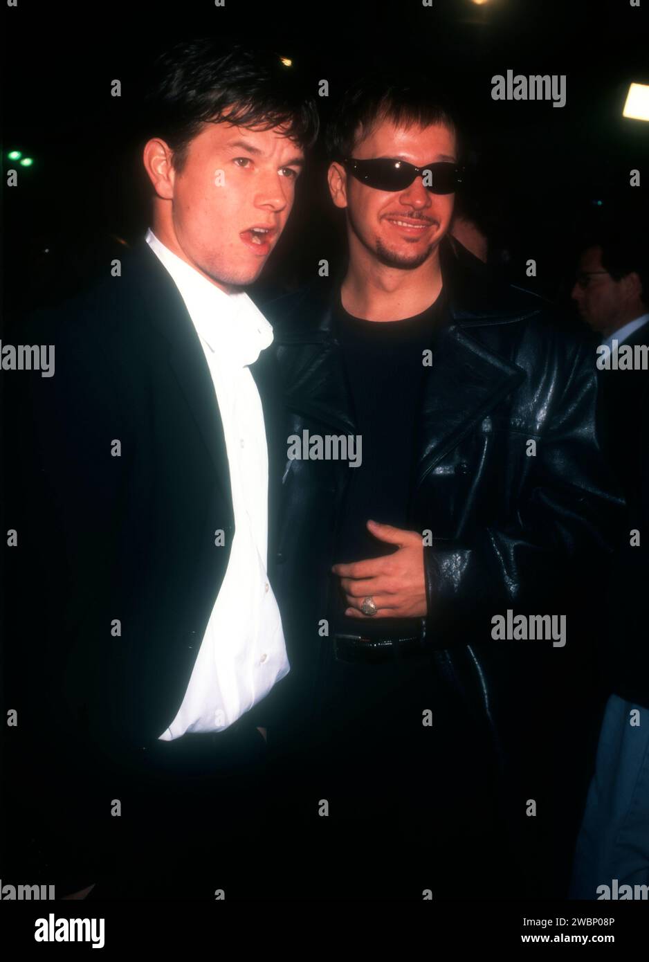 Am 1. November 1996 besuchten der Schauspieler Mark Wahlberg und der Schauspieler Donnie Wahlberg die Premiere von Touchstone Pictures Ransom im Mann Village Theatre am 1. November 1996 in Los Angeles, Kalifornien. Foto: Barry King/Alamy Stock Photo Stockfoto