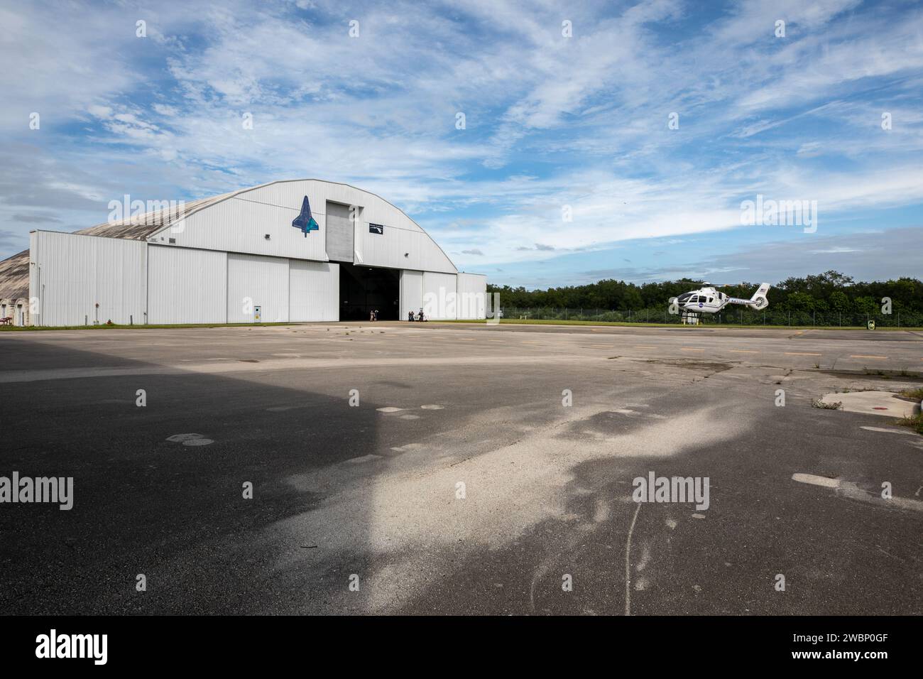 Drei Hubschrauber des Typs Airbus H135 (T3) sollen Bell Huey 2 im Kennedy Space Center ersetzen. Die ersten beiden kamen am 30. September 2020 an, ein drittes wurde Anfang 2021 erwartet. Sie bieten verbesserte Stabilität, Anheben und medizinische Unterstützung. Stockfoto