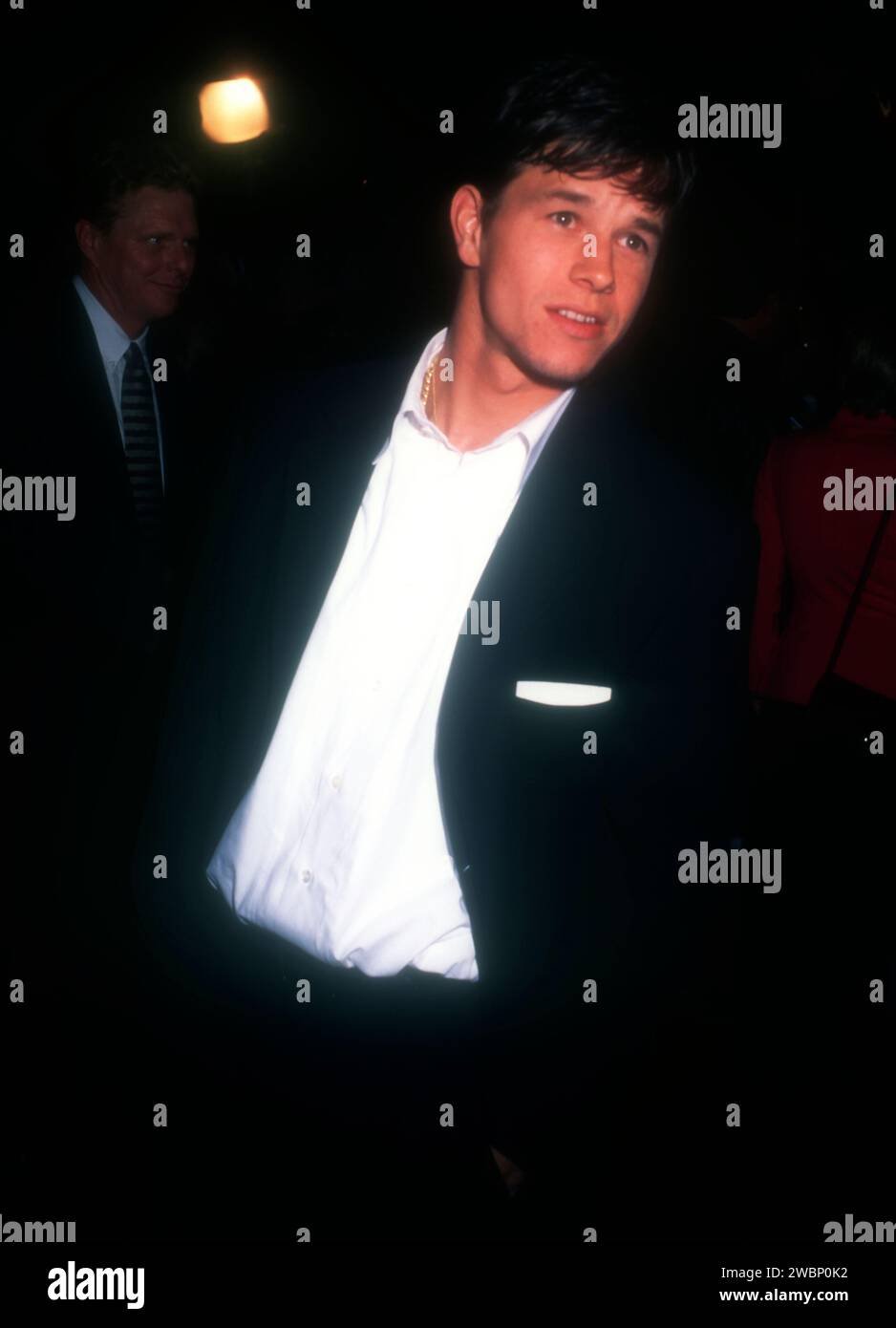 Los Angeles, Kalifornien, USA 1. November 1996 Schauspieler Mark Wahlberg besucht Touchstone Pictures Ransom Premiere im Mann Village Theatre am 1. November 1996 in Los Angeles, Kalifornien, USA. Foto: Barry King/Alamy Stock Photo Stockfoto