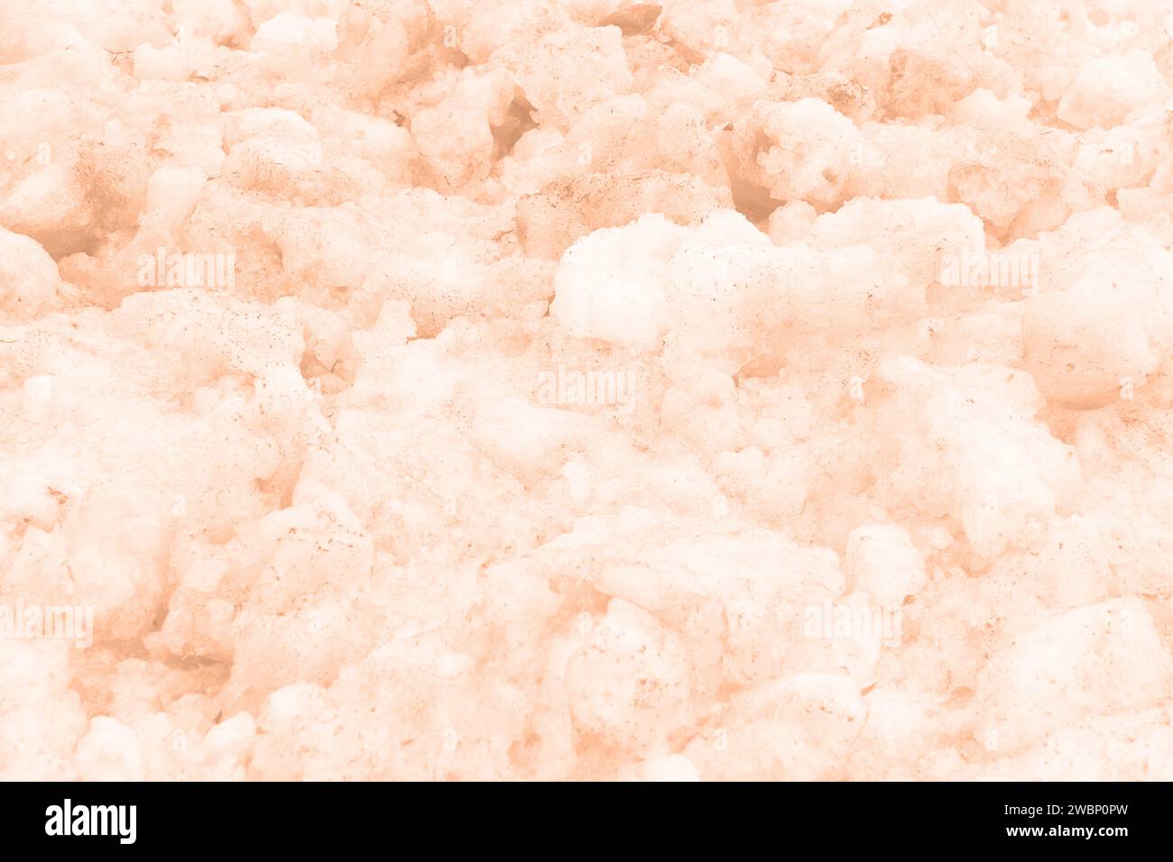 Früher Frühling schmutziger grauer geschmolzener Schnee mit Sandmuster Textur Stockfoto