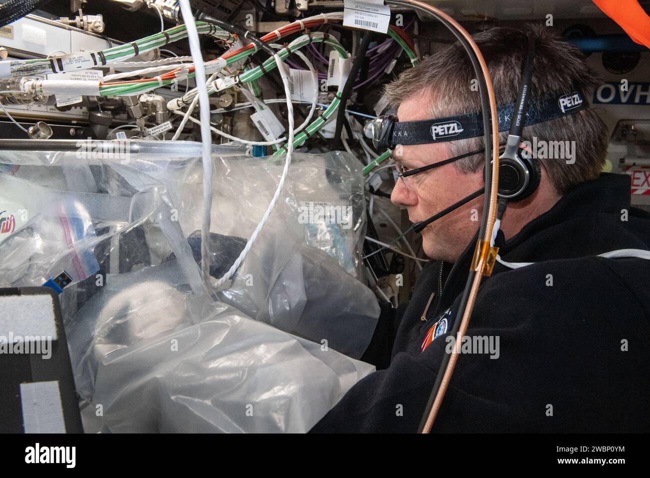 Iss070e034130 (30. November 2023) --- ESA-Astronaut und Expeditionskommandeur 70 Andreas Mogensen verwendet einen tragbaren Handschuhbeutel und druckt Herzzellen mit Hilfe der Biofabrikationsanlage, die den Druck organähnlicher Gewebe in der Schwerelosigkeit demonstriert. Stockfoto
