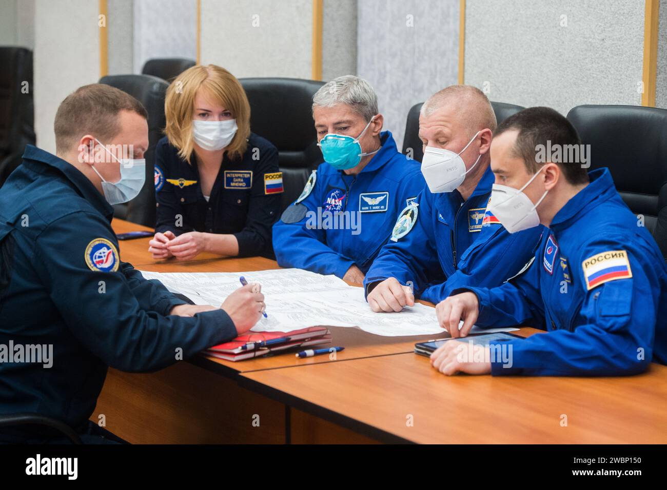 Die Besatzungsmitglieder der Expedition 64 der NASA-Astronaut Mark Vande Hei (links) und die russischen Kosmonauten Oleg Nowitskiy (Mitte) und Petr Dubrov (rechts) von Roscosmos überprüfen die Startverfahren mit Trainern, Dienstag, 6. Oktober 2020, im Cosmonaut-Hotel in Baikonur, Kasachstan. Die Mitglieder der Expedition 64, Sergej Ryzhikov aus Roscosmos, Sergej Kud-Swerchkov aus Roscosmos und Kate Rubins von der NASA, sollen am 14. Oktober an Bord des Raumschiffs Sojus MS-17 zur Internationalen Raumstation starten. Stockfoto