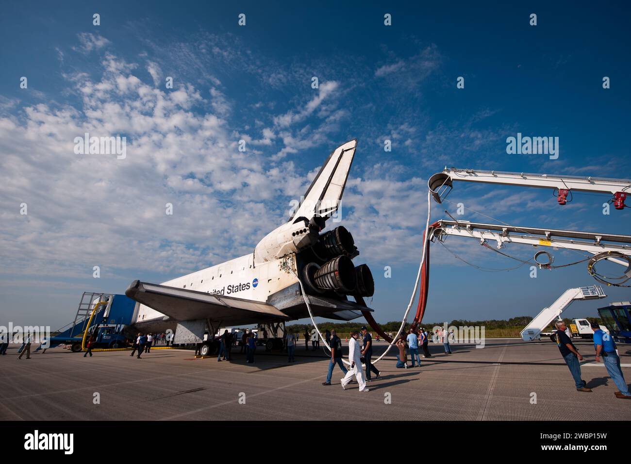 NASA und Auftragnehmer arbeiten am Space Shuttle Atlantis in der Kennedy Space Center Shuttle Landing Facility (SLF) kurz nach der Landung von Atlantis (STS-135) am frühen Donnerstagmorgen, 21. Juli 2011, in Cape Canaveral, Fla. Insgesamt verbrachte Atlantis 307 Tage im Weltraum und legte während seiner 33 Flüge fast 126 Millionen Meilen zurück. Atlantis, der vierte Orbiter, startete auf seiner ersten Mission am 3. Oktober 1985. Stockfoto