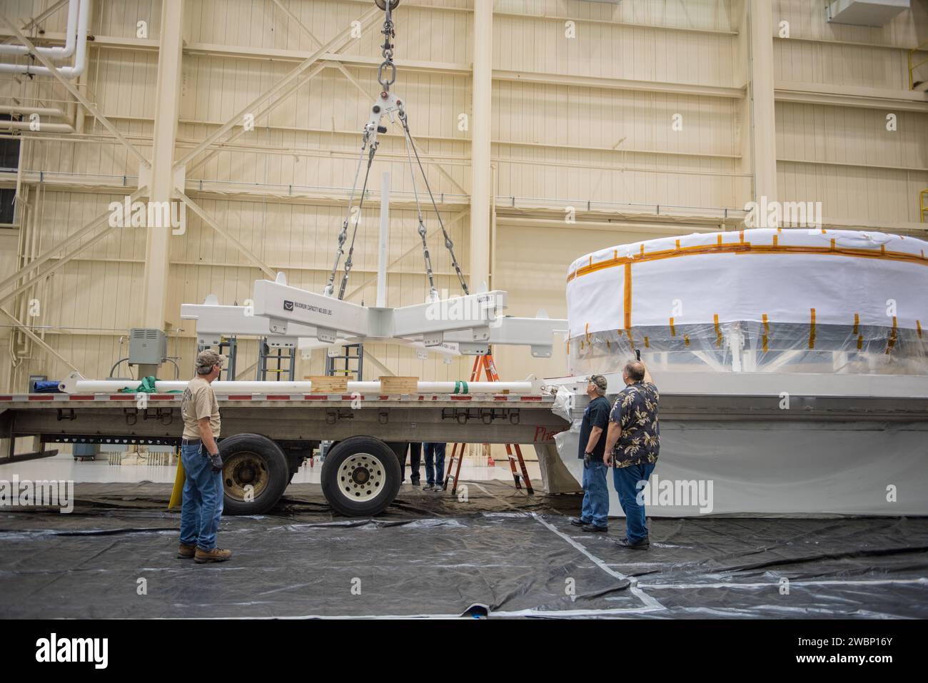Die Plum Brook Station Space Power Power Facility der NASA in Sandusky, Ohio, erhielt am 24. Juni 2015 den Orion Crew Module Adapter Simulator, um die Tests und Vorbereitung von Raumschiffen zu unterstützen. Stockfoto