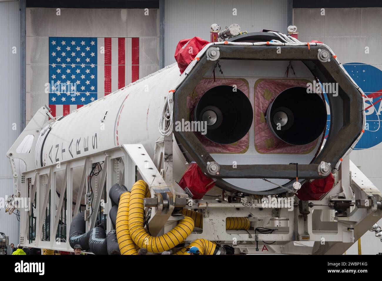 Eine Northrop Grumman Antares Rakete wird am Mittwoch, 5. Februar 2020, in der Wallops Flight Facility der NASA in Virginia auf Pad-0A ausgerollt. Northrop Grummans 13. Mit der NASA vertraglich vereinbarte Fracht-Nachfüllmission zur Internationalen Raumstation wird mehr als 7.500 Pfund Wissenschaft und Forschung, Besatzungsbedarf und Fahrzeugausrüstung an das Orbitallabor und seine Besatzung liefern. Die CRS-13 Cygnus-Raumsonde ist nach dem ersten afroamerikanischen Astronauten Major Robert Henry Lawrence Jr. benannt und soll am Sonntag, 9. Februar um 17:39 Uhr EST starten. Stockfoto