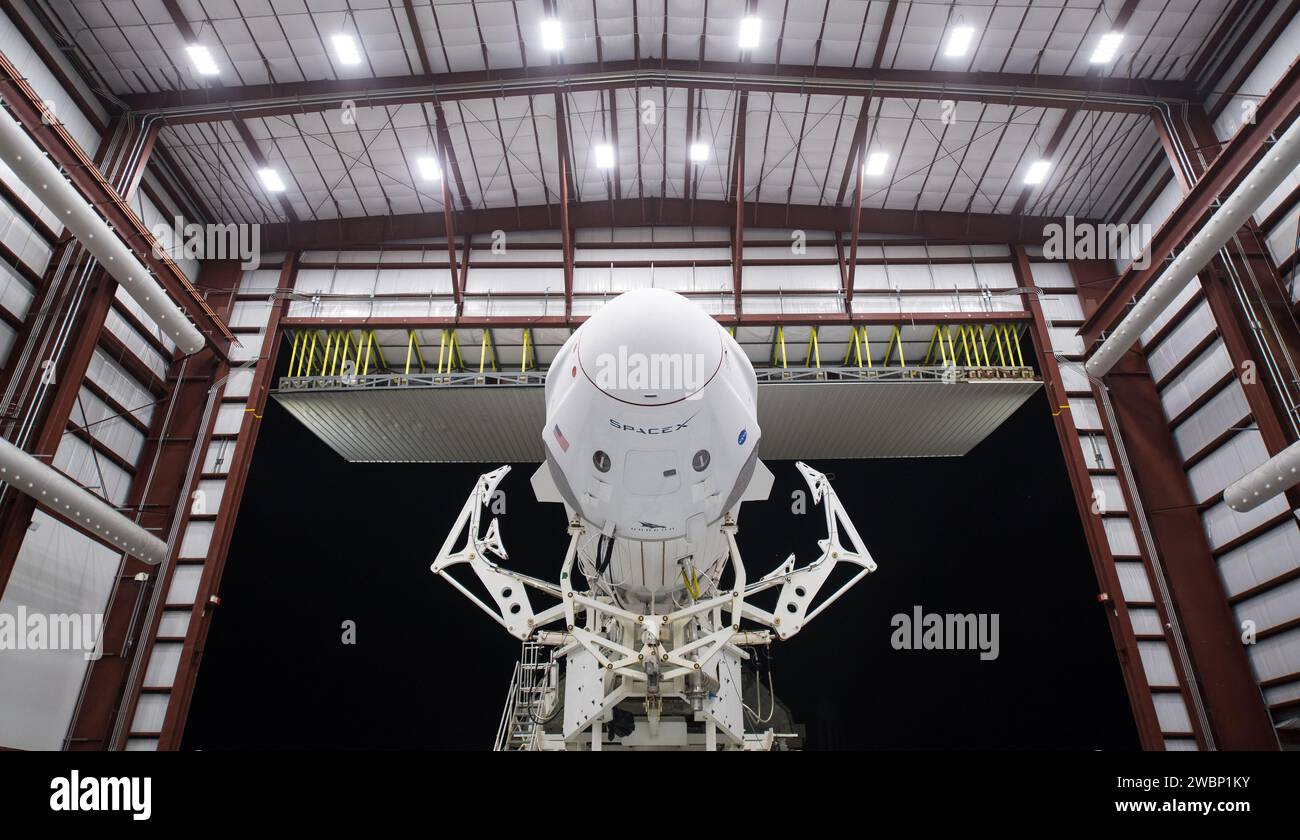 Eine SpaceX Falcon 9 Rakete mit der Crew Dragon Raumsonde wird aus der horizontalen Integrationsanlage am Launch Complex 39A im Kennedy Space Center für die Crew-1-Mission ausgerollt. Dieser erste Flug der Crew Dragon zur ISS wird die NASA-Astronauten Mike Hopkins, Victor Glover, Shannon Walker und JAXA-Astronauten Soichi Noguchi befördern, der für den 14. November 2020 geplant ist. Stockfoto