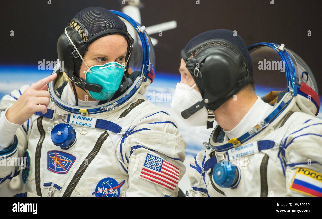 Die Expedition 64 NASA-Astronautin Kate Rubins (links) und der russische Kosmonaut Sergej Ryzhikow (links) werden beobachtet, nachdem sie sich mit seinem Crewkollegen Sergej Kud-Swerchkow von Roscosmos auf den Sojus-Start zur Internationalen Raumstation am Mittwoch, den 14. Oktober 2020, im Kosmodrom Baikonur in Kasachstan vorbereiten. Das Trio startete um 1:45 Uhr EDT, um eine sechsmonatige Mission an Bord der Internationalen Raumstation zu beginnen. Stockfoto