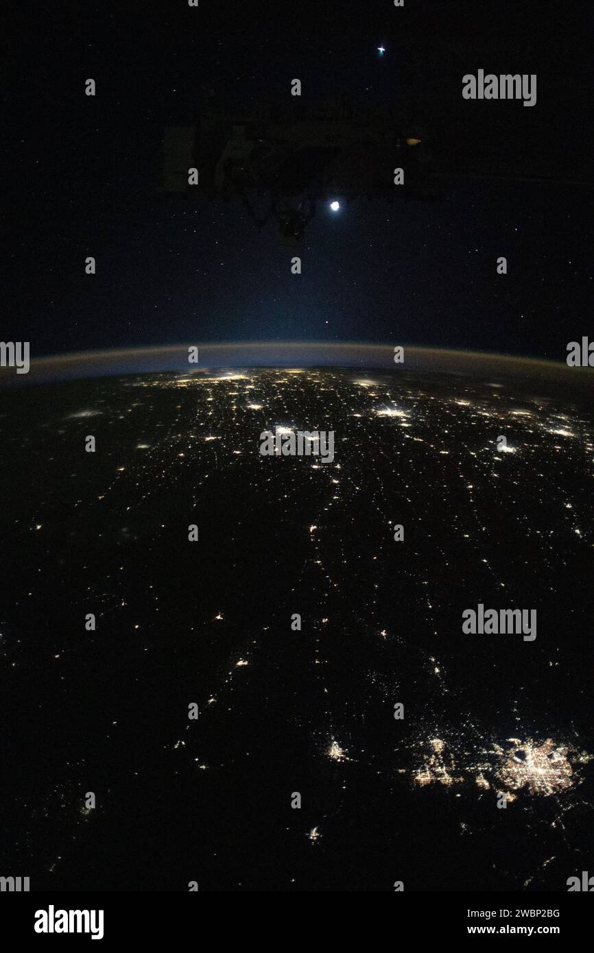 Iss070e022666 (10. Nov. 2023) --- der Flugschein der Erde zeigt den Horizont des Planeten mit dem Mond oben auf diesem Foto von der Internationalen Raumstation, als er 260 Meilen über dem Mittleren Westen der Vereinigten Staaten umkreiste. Unten rechts sehen Sie die Lichter von Denver. Colorado und seine Vororte glänzen, darunter die Lichter der Stadt bis nach Chicago, Illinois (oben) und den umliegenden Metropolregionen. Stockfoto