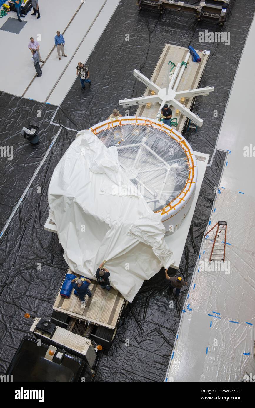 Der Orion Crew Module Adapter-Simulator erreichte am 24. Juni 2015 die Plum Brook Station Space Power Power Facility der NASA in Sandusky, Ohio, um die Erprobung von Systemen und Komponenten von Raumfahrzeugen zu unterstützen. Stockfoto
