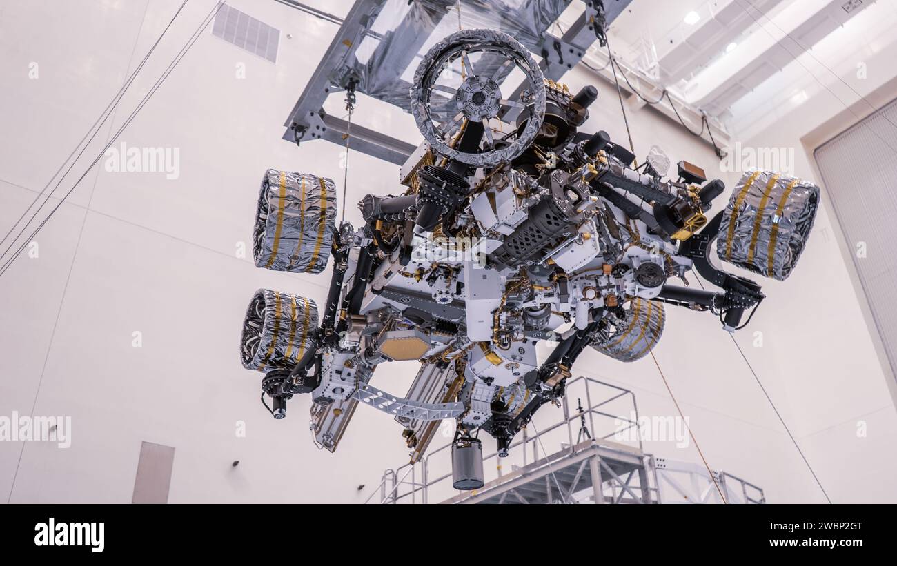 Am 7. April 2020 führen Ingenieure Masseneigenschaften auf dem Mars Perseverance rover der NASA in der Payload Hazardous Service Facility des Kennedy Space Centers durch. Der rover wurde auf einem Drehtisch im Uhrzeigersinn und gegen den Uhrzeigersinn gedreht, um den Schwerpunkt oder den Punkt zu bestimmen, an dem das Gewicht gleichmäßig auf allen Seiten verteilt ist. Durch die Festlegung des Schwerpunkts des rovers wird sichergestellt, dass das Raumfahrzeug wie berechnet auf dem Mars landet. Ausdauer wird am 18. Februar 2021 auf dem Roten Planeten landen. Der Start an Bord einer Atlas-V-541-Rakete der United Launch Alliance wird zwischen dem 17. Juli und dem 5. August angegriffen Stockfoto