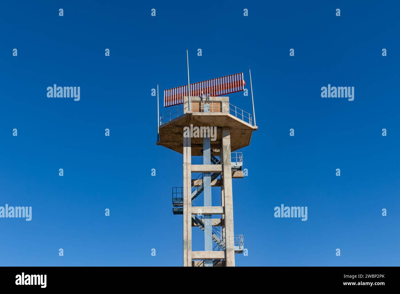 Militärischer Radarturm gegen den blauen Himmel, Landgebäude Stockfoto