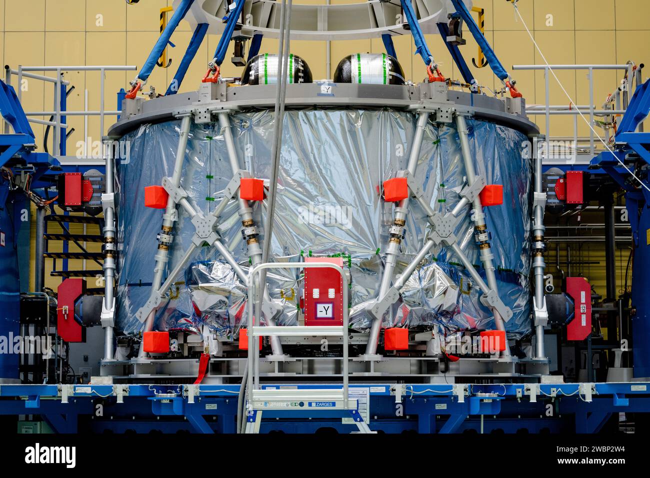 Das Airbus Space Team in Bremen bereitete das European Service Module-2 für den Transfer zum Kennedy Space Center vor. ESM-2 wird Orion während der Artemis II, der ersten bemannten Mission, mit Strom versorgen. Stockfoto