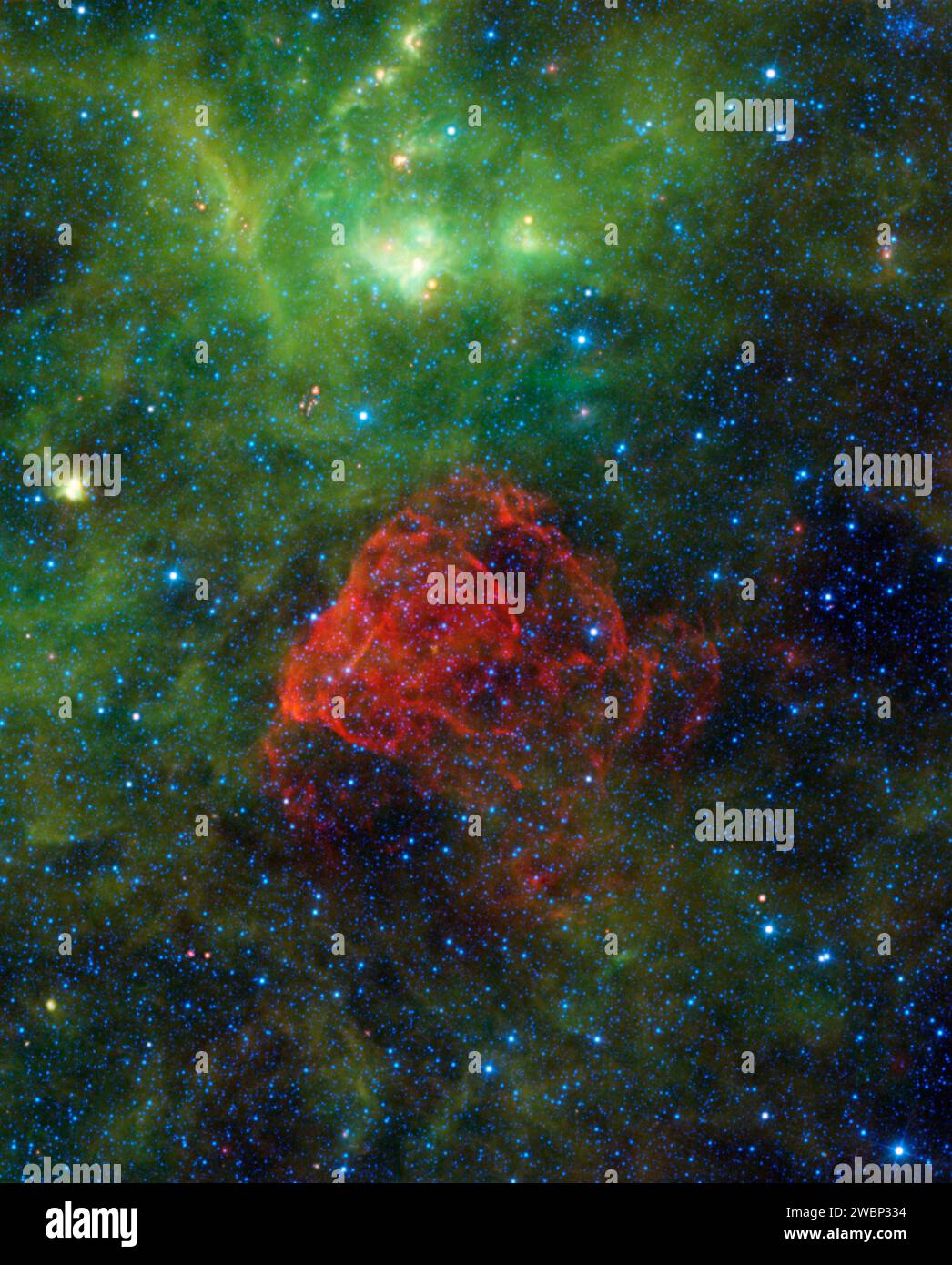 Puppis A, ein Überbleibsel einer Supernova, erscheint als rote, staubige Wolke auf einem Bild, das vom Wide-Field Infrared Survey Explorer (WISE) der NASA aufgenommen wurde und die Folgen einer Sternexplosion zeigt. Stockfoto