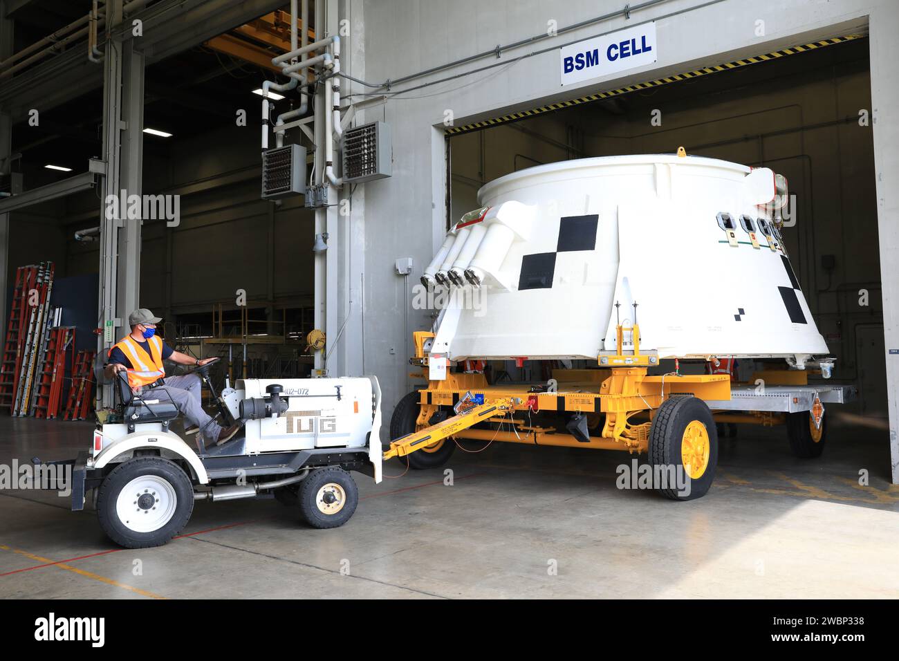 Innerhalb der Booster Fabrication Facility im Kennedy Space Center der NASA in Florida werden die Artemis i Achterrocke für die beiden Solid-Rocket Booster der Raumfahrzeugrakete SLS (Space Launch System) der Agentur für ihren Umzug in die Rotation, Processing and Surge Facility (RPSF) am 9. Juni 2020 vorbereitet. In der Ansicht ist die linke hintere Schürzenbaugruppe an einem beweglichen Fahrzeug befestigt und aus einer Prüfzelle entfernt. Die hinteren Röcke wurden von Northrop Grumman renoviert. Sie beherbergen das Schubvektorsteuersystem, das 70 Prozent der Lenkung während des ersten Aufstiegs der SLS-Rakete steuert. Die Segmente verbleiben im Stockfoto