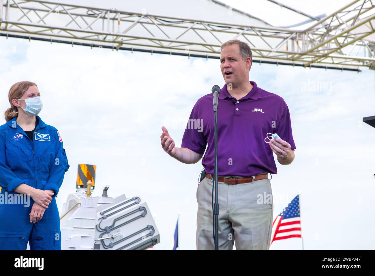 NASA-Administrator Jim Bridenstine beantwortet eine Frage während einer Mars 2020 NASA Social im Kennedy Space Center in Florida am 29. Juli 2020. Auf der linken Seite befindet sich NASA-Astronautin Zena Cardman. Der Mars Perseverance rover und der Ingenuity Hubschrauber sollen im Juli 30 auf einer United Launch Alliance Atlas V 541 Rakete vom Space Launch Complex 41 auf der nahe gelegenen Cape Canaveral Air Force Station starten. Der rover ist Teil des Mars Exploration Program der NASA, einem langfristigen Projekt zur robotergestützten Erkundung des Roten Planeten. Der rover wird nach bewohnbaren Bedingungen in der alten Vergangenheit und nach Anzeichen der Vergangenheit suchen Stockfoto