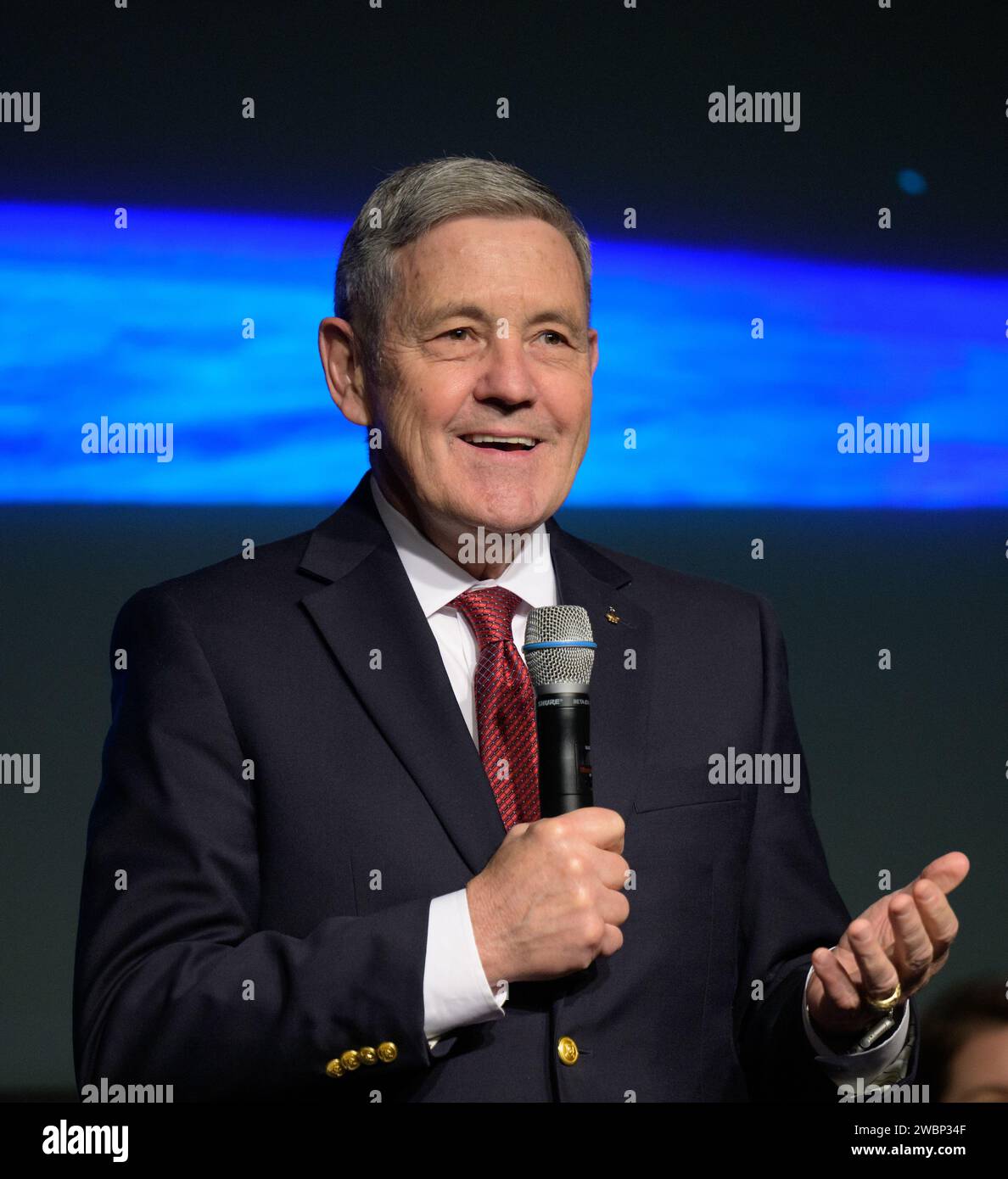 Bob Cabana, der stellvertretende Administrator der NASA, hält während einer Veranstaltung am Dienstag, den 12. Dezember 2023, im Mary W. Jackson Building der NASA. Stockfoto