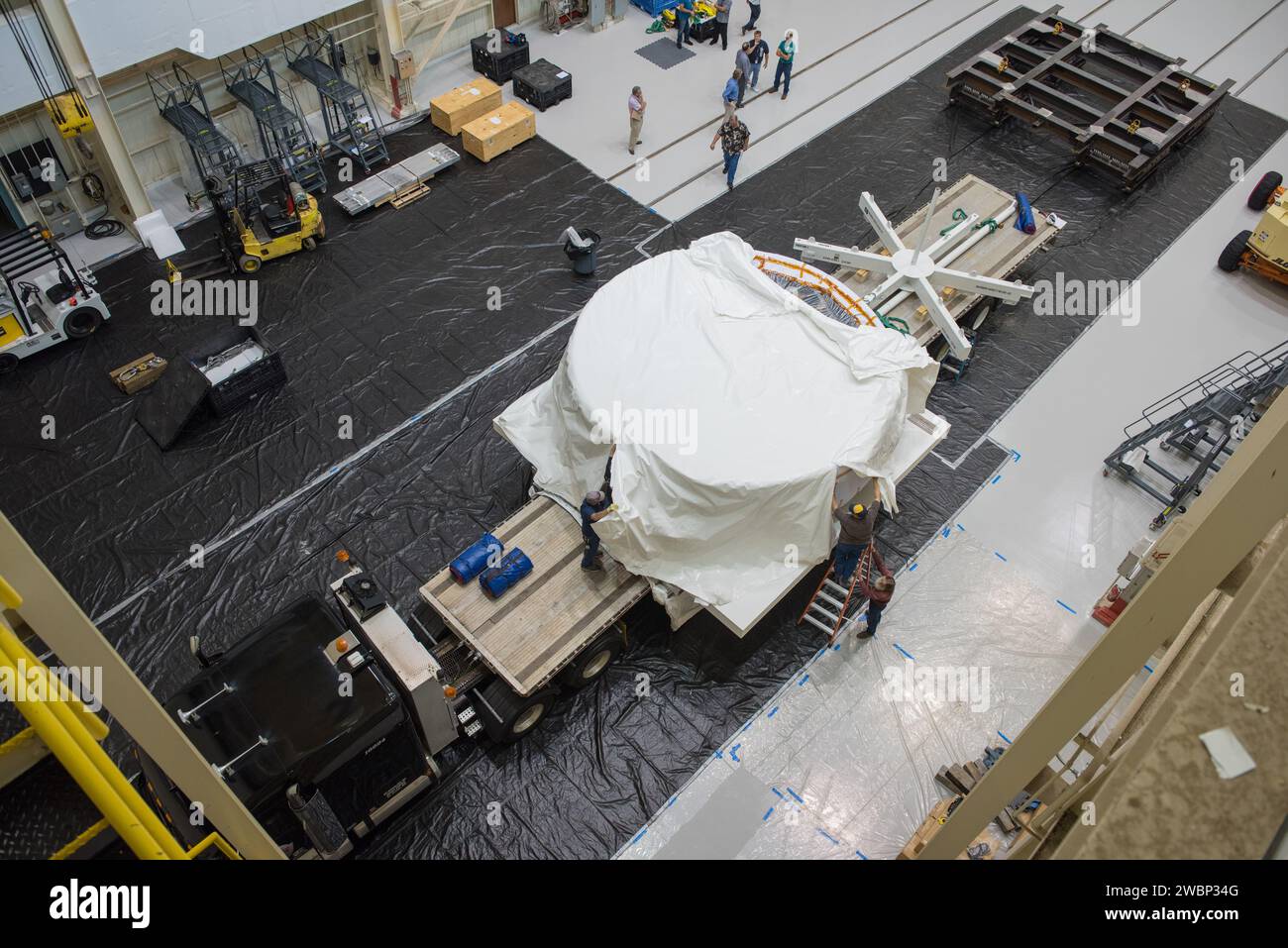 Am 24. Juni 2015 wurde der Orion Crew Module Adapter Simulator an die Plum Brook Station Space Power Power Facility der NASA in Sandusky (Ohio) geliefert. Stockfoto