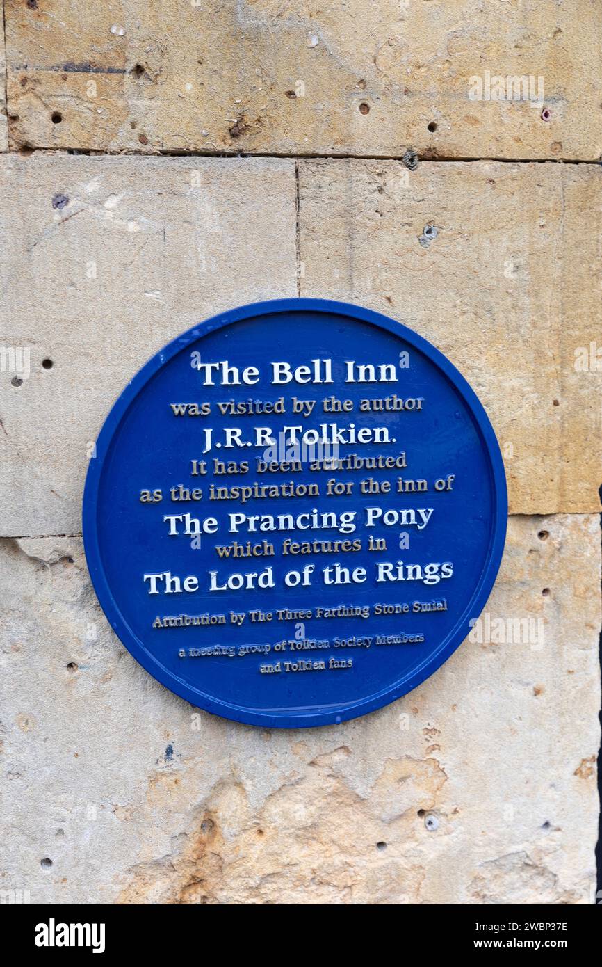 Die blaue Plakette Bell Inn, die JRR Tolkien als Inspiration für das inn of the Prancing Pony in Lord of the Rings, Moreton in Marsh England, 2023 besuchte Stockfoto