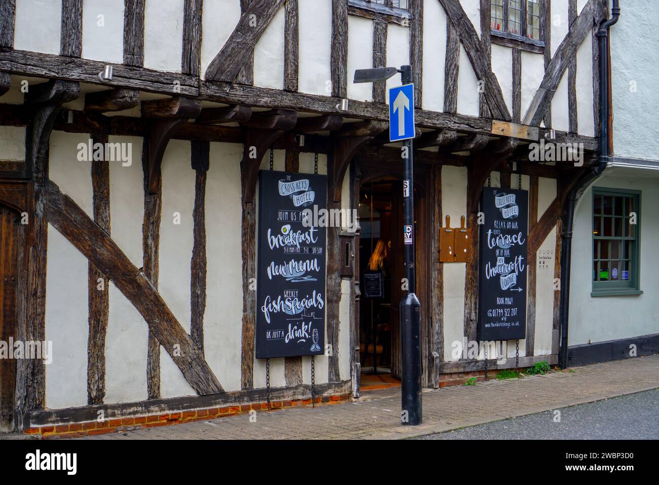 Holzbalken und Bleifenster mit Schildern auf beiden Seiten des Eingangs zum Cross Keys Hotel in Saffron Walden Stockfoto