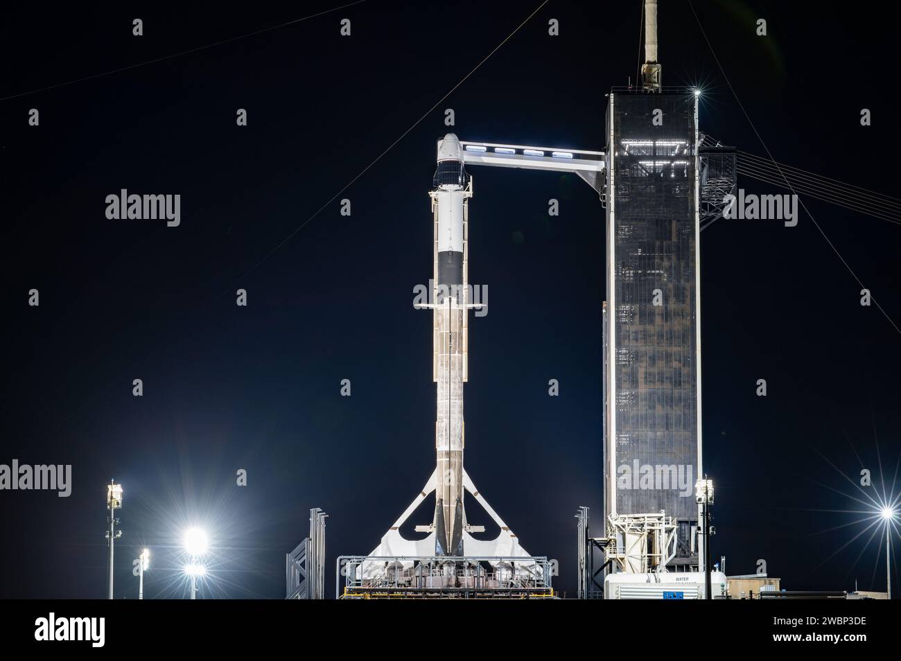 Am Mittwoch, den 2. Dezember 2020, steht eine SpaceX Falcon 9-Rakete mit der aktualisierten Version des Dragon-Raumfahrzeugs, vertikal auf dem Starterkomplex 39A der NASA Kennedy Space Center in Florida. Die erste Mission für SpaceX im Rahmen des zweiten Vertrags der NASA für kommerzielle Nachlieferdienste, CRS-21, soll am Samstag, den 5. Dezember, um 11:39 Uhr EST vom Launch Complex 39A abheben. Die Mission wird kritische Vorräte und Ausrüstung zur Internationalen Raumstation liefern. Stockfoto