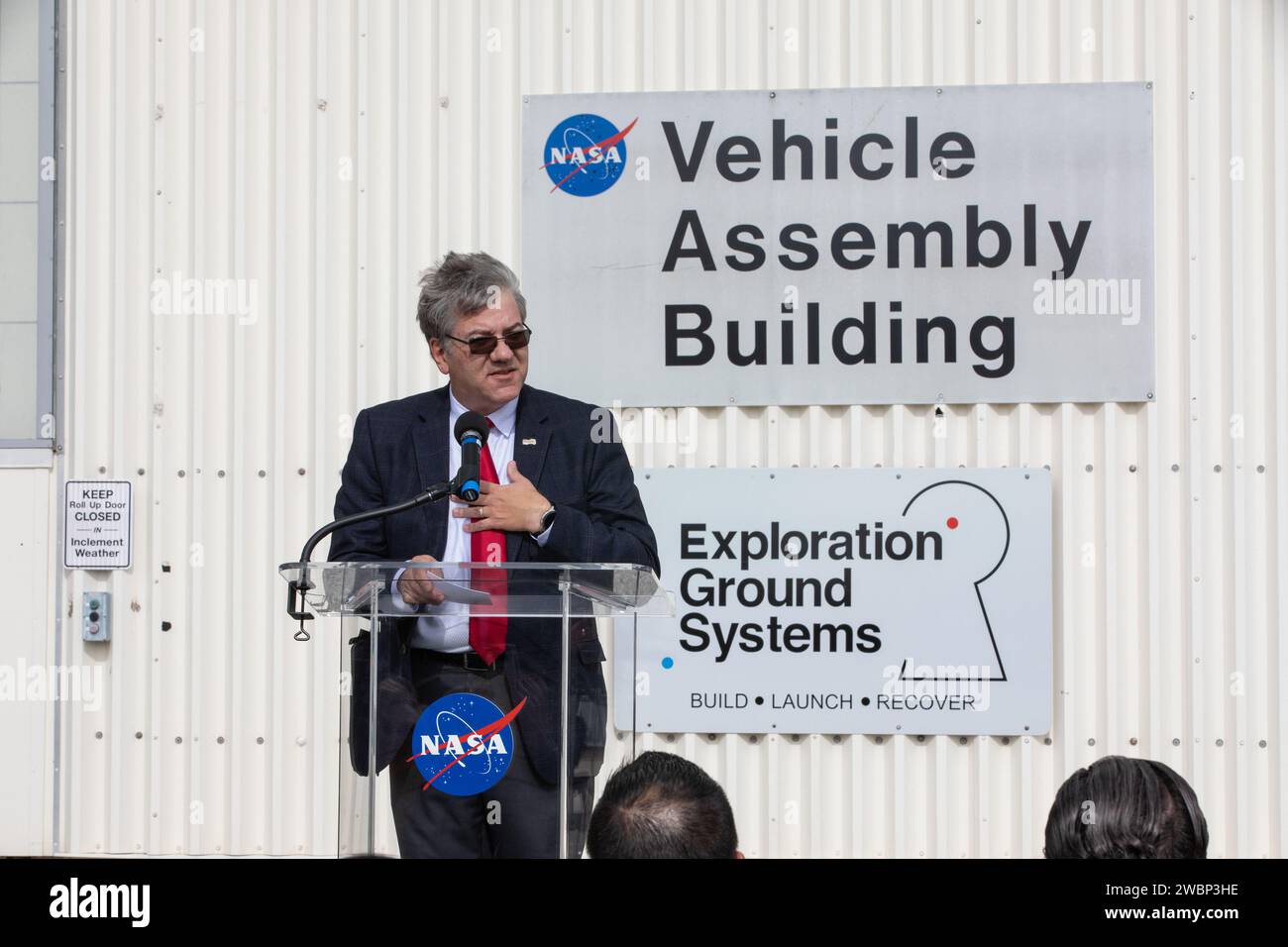 Kevin Thibault, Sekretär des US-Verkehrsministeriums Florida, spricht am 10. Januar 2020 mit den Teilnehmern an einer Zeremonie, um das Vehicle Assembly Building mit dem National Historic Civil Engineering Landmark Award zu würdigen. Die Florida Section American Society of Civil Engineers nominierte das historische Gebäude und verlieh den Preis. Das VAB ist das erste Gebäude im Kennedy Space Center, das diese Auszeichnung verdient hat. Zum Zeitpunkt seiner Fertigstellung war das 129 Millionen Kubikfuß große Gebäude das größte Gebäude der Welt. Ursprünglich entworfen und gebaut für den Saturn V/Apollo, der in Projec verwendet wurde Stockfoto