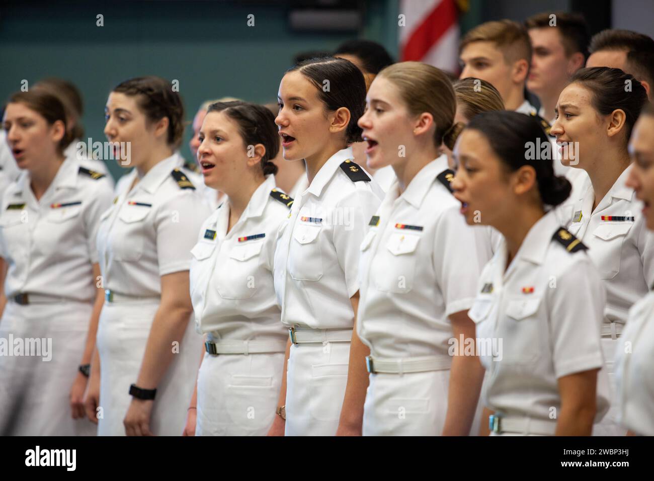 Der Glee Club der United States Naval Academy trat für das Kennedy Space Center am Florida Space Port auf, wobei Direktor Bob Cabana die historischen Verbindungen der NASA und der U.S. Navy betonte. Stockfoto