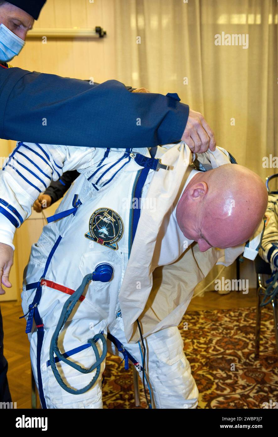 Der US-amerikanische Flugingenieur Scott Kelly hat seinen russischen Sokol-Anzug für den Start auf dem Baikonur Cosmodrome in Kasachstan am Freitag, den 8. Oktober 2010 vorbereitet. Kelly und seine 25 Crew-Mitglieder Sojus Commander Alexander Kaleri und Flight Engineer Oleg Skripochka starteten in ihrer Sojus TMA-01M um 5:10 Uhr am Freitagmorgen. Stockfoto