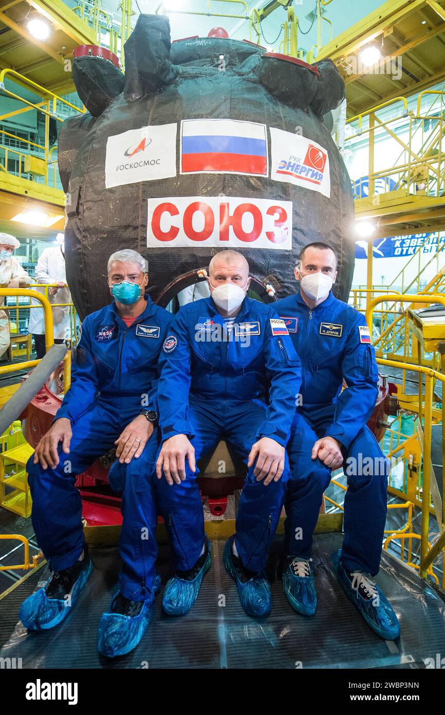 Die Besatzungsmitglieder der Expedition 64, der NASA-Astronaut Mark Vande Hei, links, und die russischen Kosmonauten Oleg Nowitskiy, Zentrum, und Petr Dubrov, rechts von Roscosmos, nehmen sich einen Moment während des Fitting Check der Sojus MS-17-Raumsonde, um für ein Foto zu posieren, am Montag, 28. September 2020, im Baikonur Kosmodrome in Kasachstan. Die russischen Kosmonauten Sergej Ryzhikow, Sergej Kud-Swerchkow aus Roscosmos und NASA-Astronautin Kate Rubins bereiten sich auf den Start zur Internationalen Raumstation vor. Stockfoto