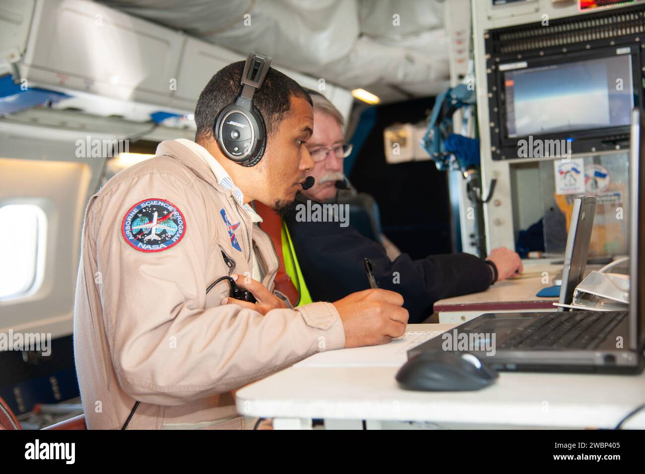 Matt Berry, Left, und Chris Jennison untersuchen eingehende Daten über das Flugzeug DC-8 der NASA. Das 62-jährige Ex-Flugzeug ist eines von sieben noch fliegenden DC-8. Stockfoto