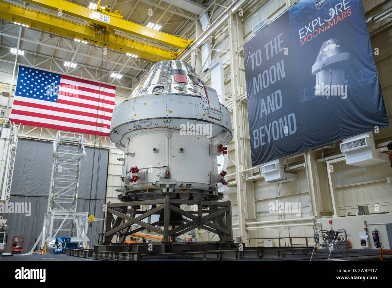ARTEMIS-Mitarbeiter führen tägliche Operationen an der Plum Brook Station durch, einschließlich Inspektionen von Raumfahrzeugen, Wartung und Überprüfung der Bereitschaft für Orion-Missionen auf dem Mond und Mars. Stockfoto