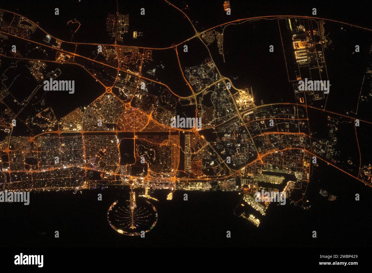 Das Nachtbild der ISS zeigt Palm Jumeirah, eine palmenförmige künstliche Insel in der Nähe von Abu Dhabi, VAE, als die Station am 26. August 2023 258 Meilen über dem Persischen Golf umkreiste. Stockfoto