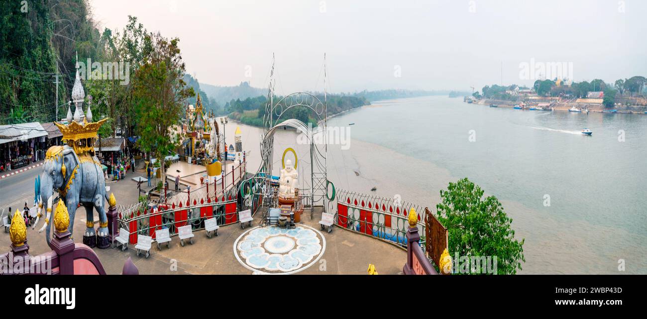 Blick auf den Grenzeingangspunkt von Laos, auf der anderen Seite des Flusses. Ein beliebtes Touristenziel bei der Begegnung von Thailand, Myanmar und Laos Borde Stockfoto