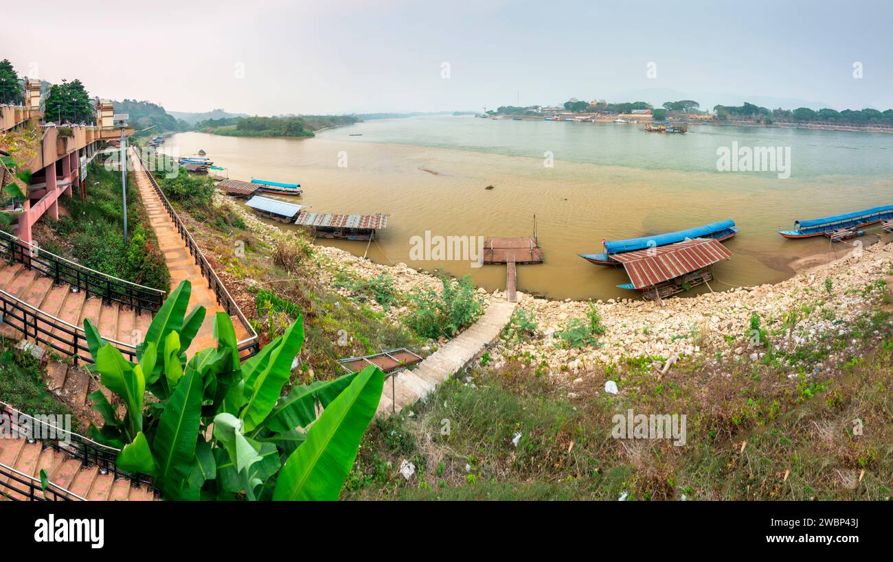 Blick auf den Grenzeingangspunkt von Laos, auf der anderen Seite des Flusses. Ein beliebtes Touristenziel bei der Begegnung von Thailand, Myanmar und Laos Borde Stockfoto