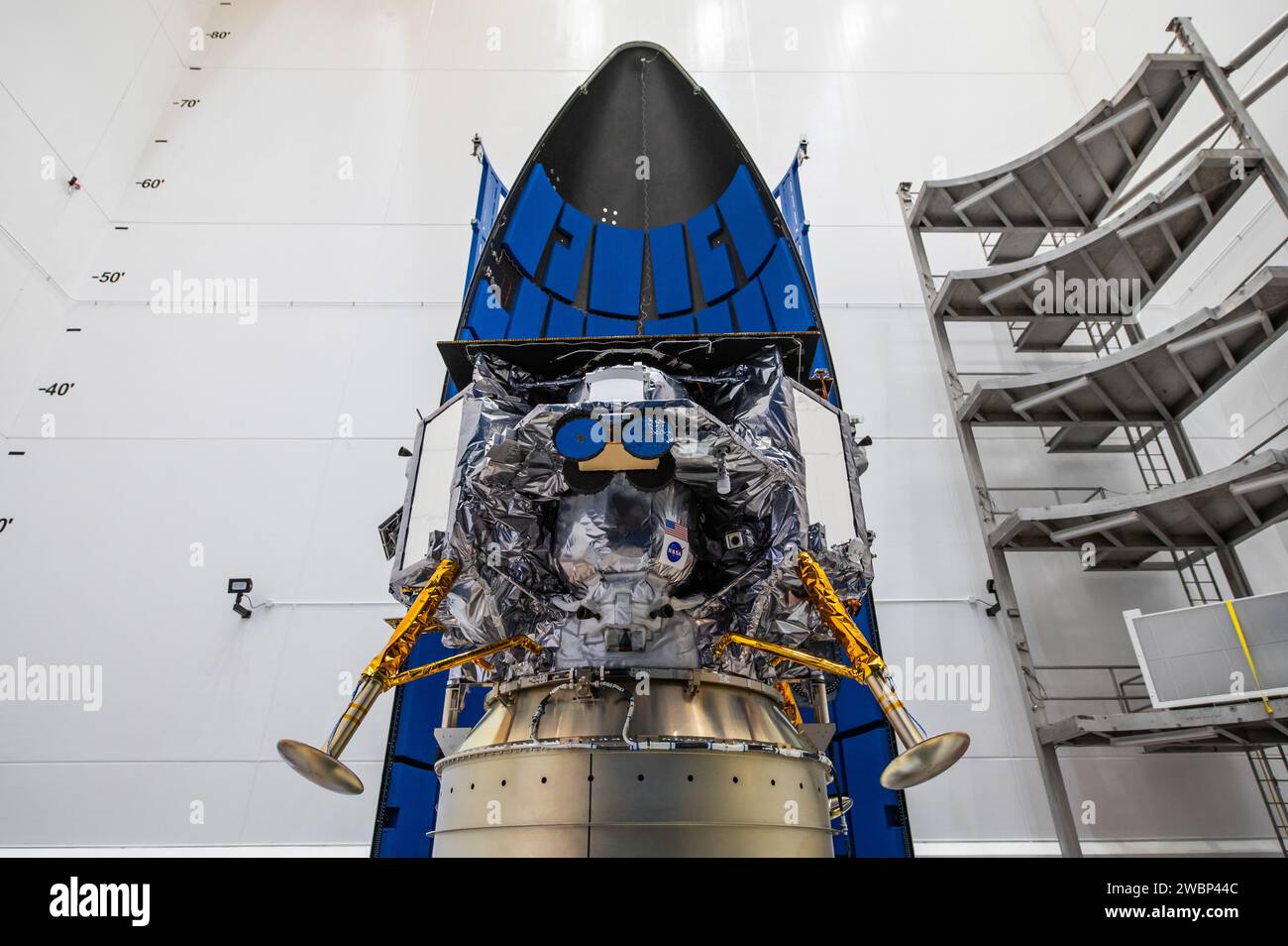 Vor dem Start im Rahmen der Commercial Lunar Payload Services (CLPS)-Initiative der NASA ist das Mondlandegerät Peregrine von Astrobotic am 21. November 2023 in der Astrotech Space Operations Facility in der Nähe des Kennedy Space Center in Florida in der Nutzlastverkleidung (Nasenkegel) der Vulcan Rakete der United Launch Alliance eingekapselt. Der Start der Peregrine Mission One von Astrobotic wird die NASA und kommerzielle Nutzlasten Anfang 2024 zum Mond bringen, um die Mondexosphäre, die thermischen Eigenschaften und die Wasserstoffreichweite des Mondregolithen, Magnetfelder und die Strahlungsumgebung der Mondsurfa zu untersuchen Stockfoto