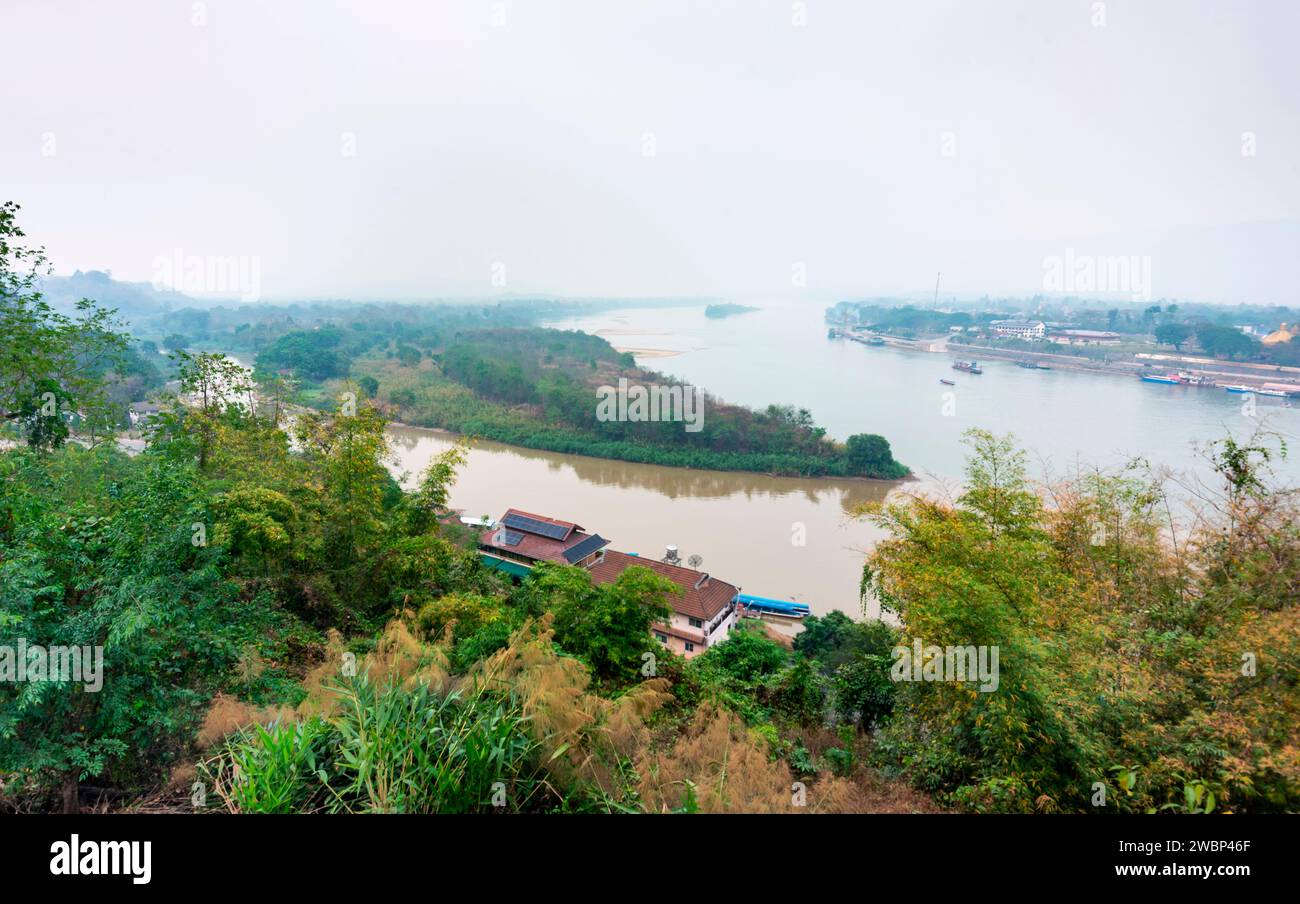 Mit Blick auf den Fluss Mekong und eine kleine Stadt, auch eine beliebte Touristenattraktion, am Treffpunkt der Grenzen von Thailand, Myanmar und Laos. Stockfoto