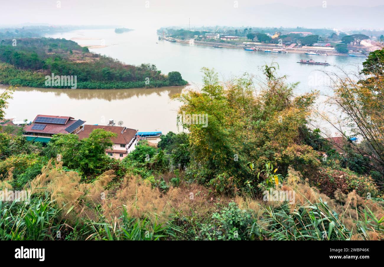 Mit Blick auf den Fluss Mekong und eine kleine Stadt, auch eine beliebte Touristenattraktion, am Treffpunkt der Grenzen von Thailand, Myanmar und Laos. Stockfoto