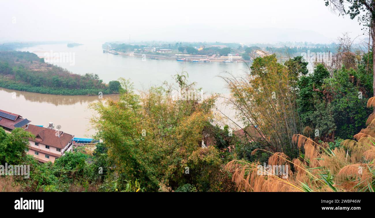 Mit Blick auf den Fluss Mekong und eine kleine Stadt, auch eine beliebte Touristenattraktion, am Treffpunkt der Grenzen von Thailand, Myanmar und Laos. Stockfoto